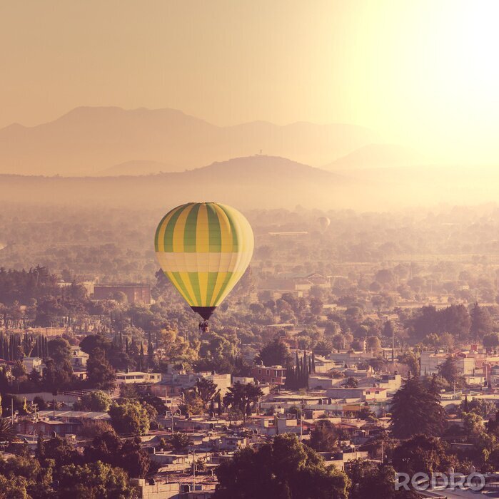 Fototapete Fliegender Ballon bei Sonnenuntergang