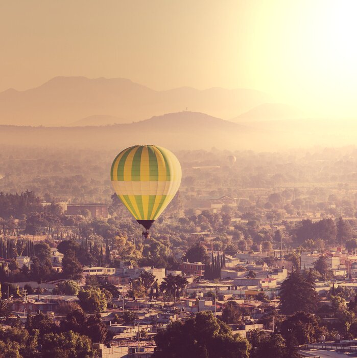 Fototapete Fliegender Ballon bei Sonnenuntergang