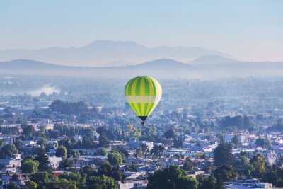 Fototapete Fliegender Ballon über Stadt