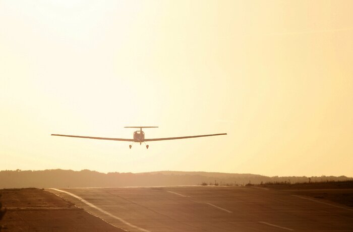 Fototapete Flugzeug am Horizont