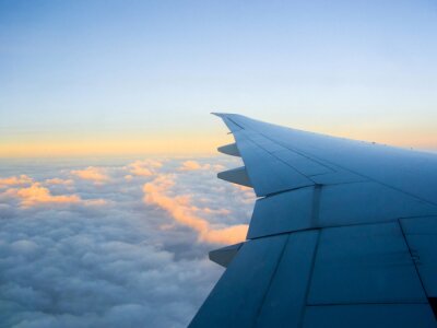 Fototapete Flugzeugflügel in Wolken