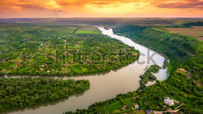Fototapete Fluss im Wald bei Sonnenuntergang