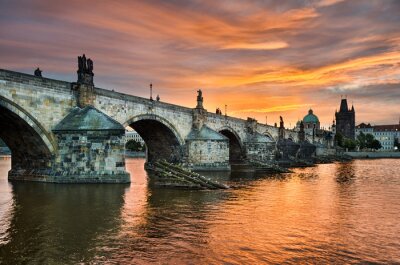 Fototapete Fluss und historische Brücke