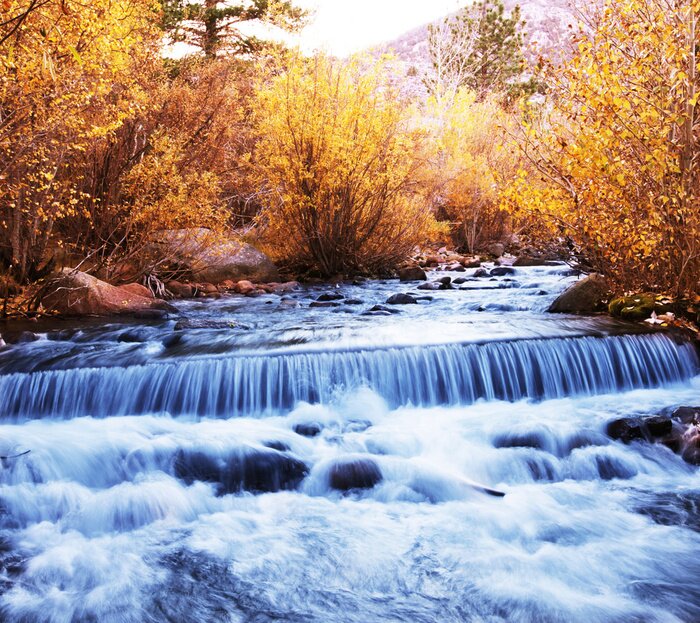 Fototapete Fluss und Wasserkaskaden in den Bergen
