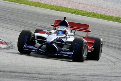 Formel 1 Auto auf der Strecke