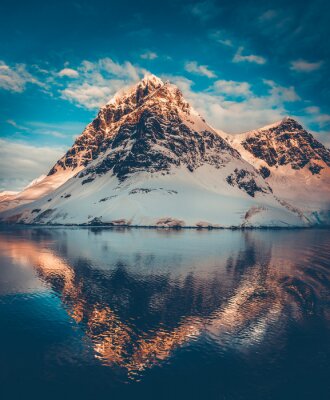 Foto eines sich im Wasser spiegelnden Berges