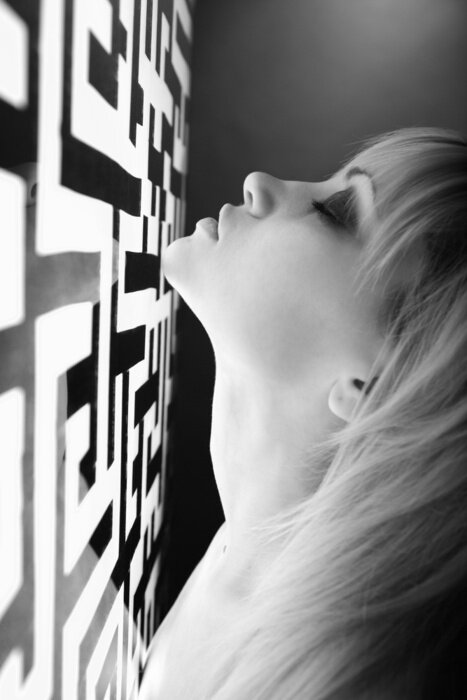 Fototapete Frau am schwarz-weißen Muster