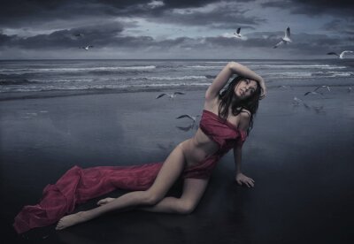 Frau am Strand am Abend