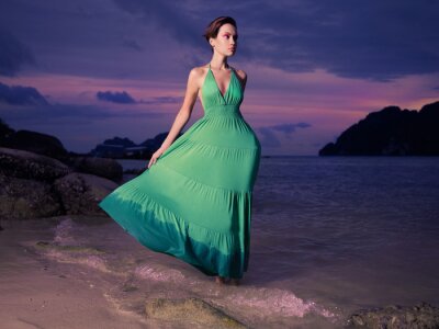 Frau am Strand in einem Kleid