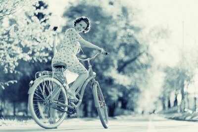 Fototapete Frau auf einem Fahrrad in Blautönen