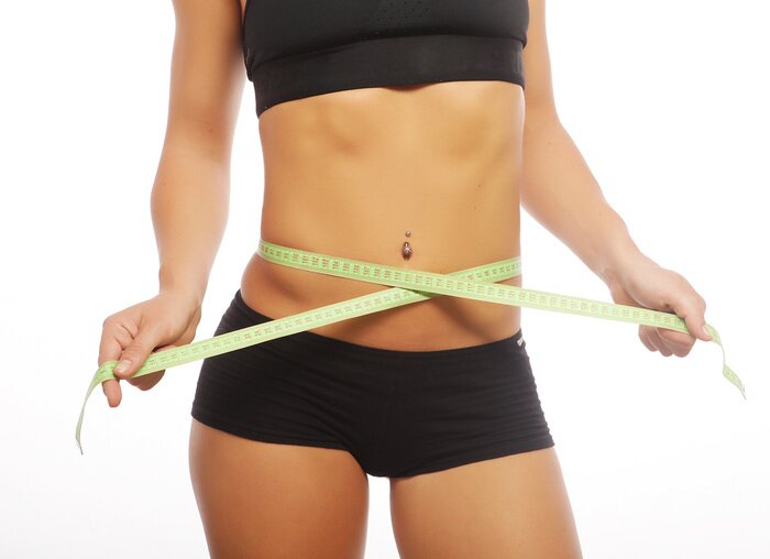 Fototapete Frau beim Fitnesstraining mit Maßband