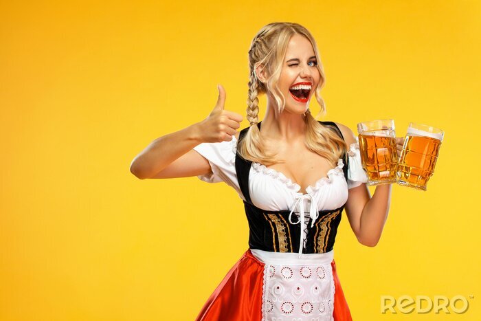 Fototapete Frau hält Bierkrüge