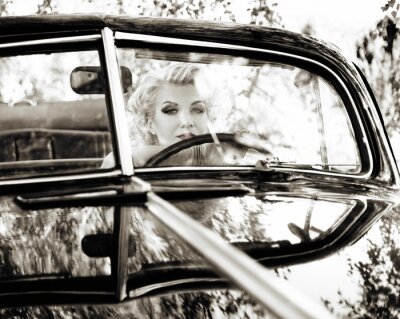 Fototapete Frau im alten Auto