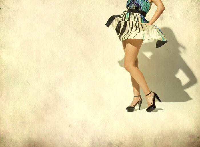 Fototapete Frau im hochhebenden Kleid