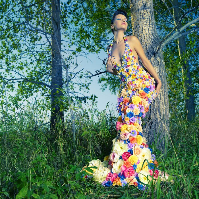 Fototapete Frau im Kleid mit Blumen