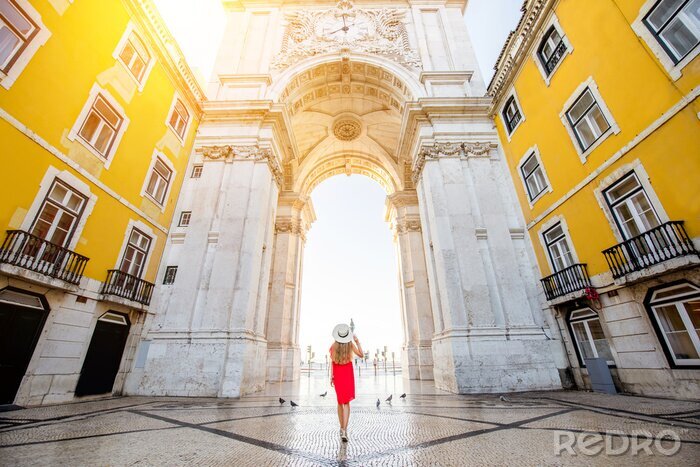 Fototapete Frau im Zentrum von Lissabon