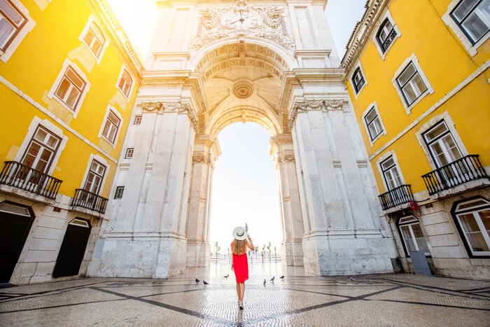 Fototapete Frau im Zentrum von Lissabon