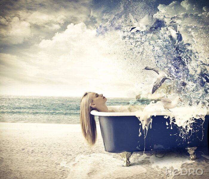 Fototapete Frau in der Badewanne am Strand