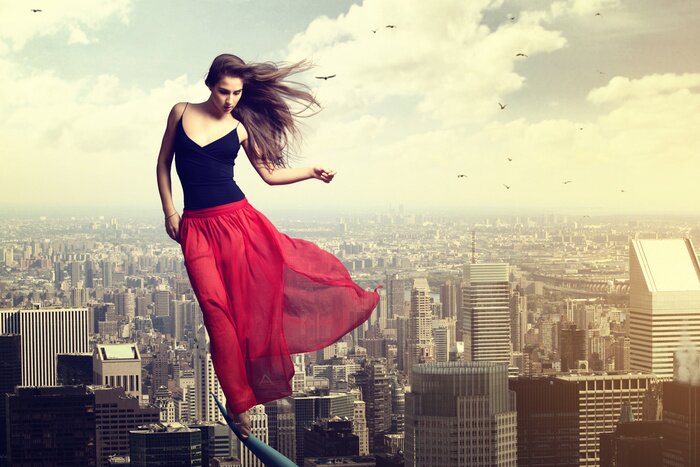 Fototapete Frau in der Höhe stehend