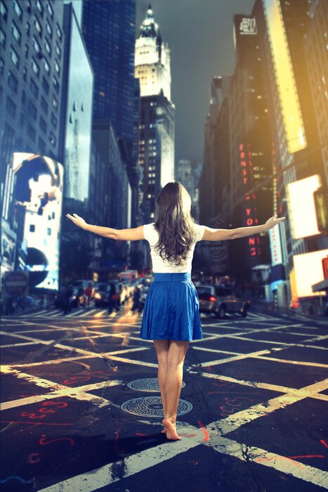 Fototapete Frau in der Nacht in der Stadt