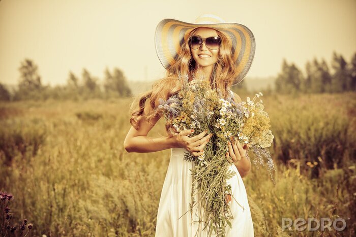 Fototapete Frau mit Wildblumen