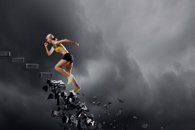 Fototapete Frau rennt bröckelnde Treppe hinauf