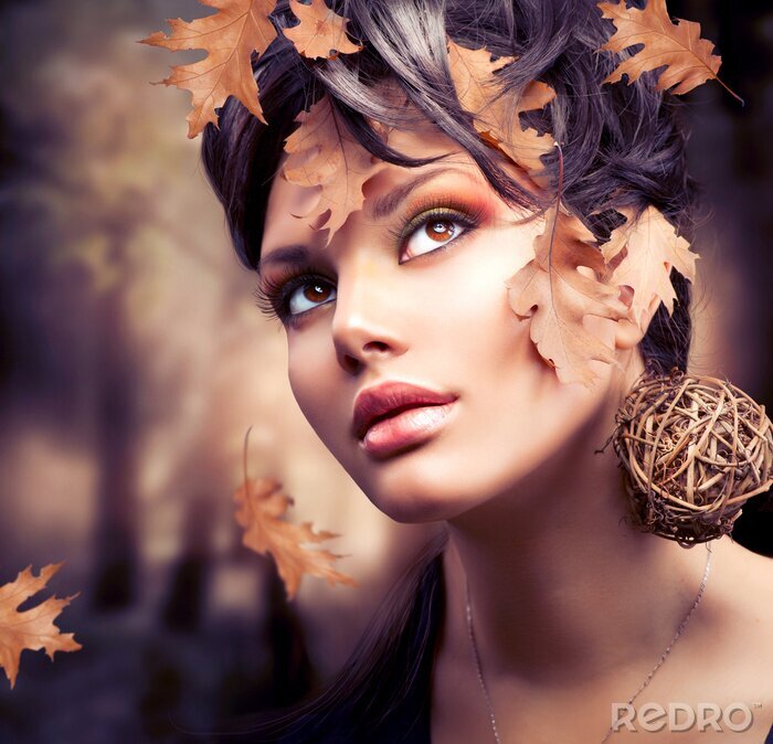 Fototapete Frau und herbstliche Blätter