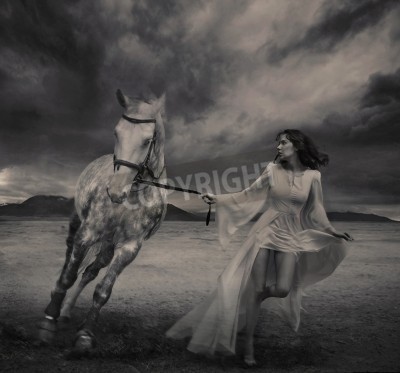 Fototapete Frau und pferd mit wolken im hintergrund