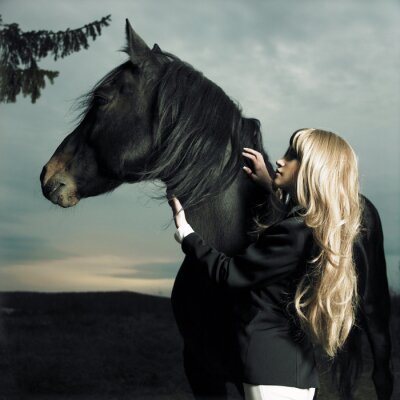 Fototapete Frau und schwarzes Pferd
