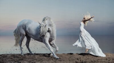 Fototapete Frau und weißes Pferd