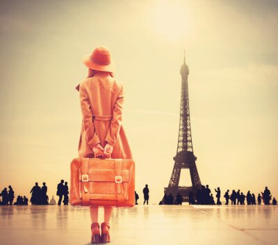 Fototapete Frau vor dem Hintergrund des Eiffelturms