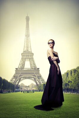Fototapete Frau vor dem Hintergrund des Eiffelturms