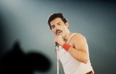 Fototapete Freddie Mercury bei einem Konzert