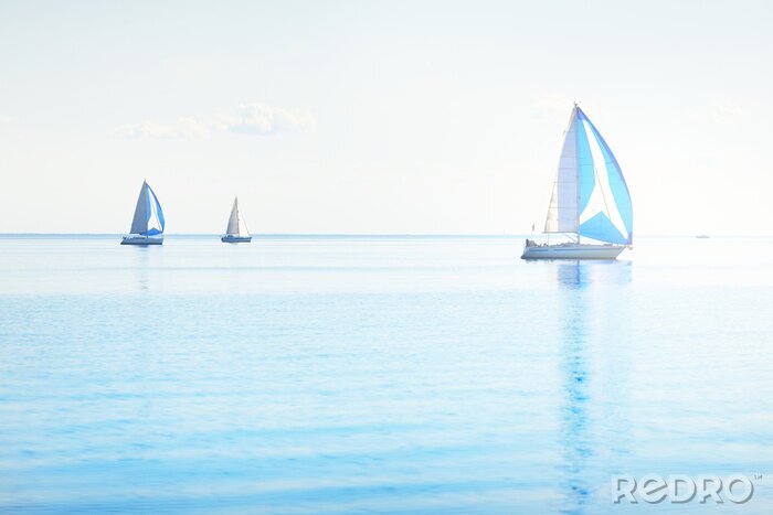 Fototapete Friedliche Landschaft und Segelboote auf dem Wasser