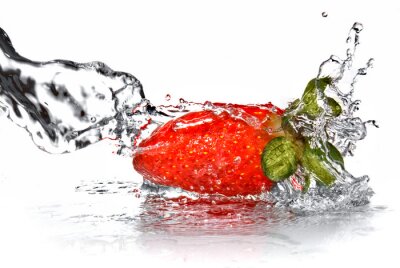 Frische Erdbeeren und Wasser spritzen isoliert auf weiß
