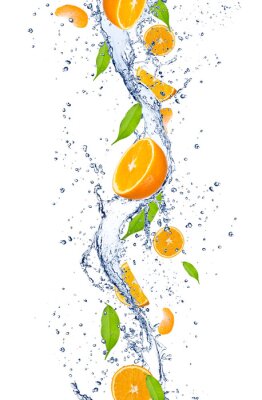 Frische Orangen im Wasser auf weißem Hintergrund
