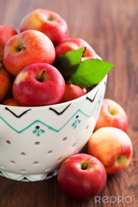 Fototapete Frische reife Äpfel in einem Keramik-Sieb, selektiven Fokus