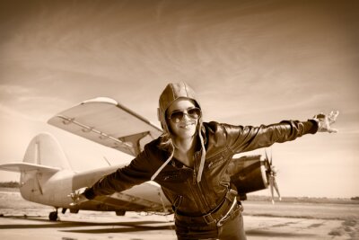 Fröhliche Frau und ein Retro-Flugzeug