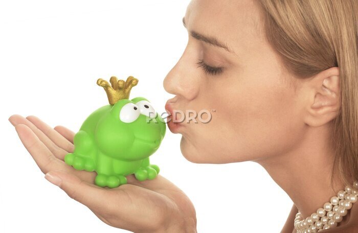 Fototapete Froschkönig wird von einer blonden Prinzessin geküßt