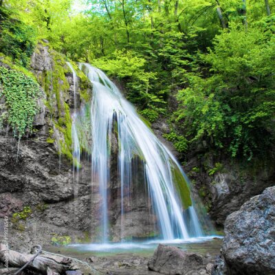 Fototapete Frühlingsnatur mit Wasserfall