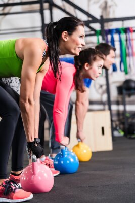 Funktionelles Fitness Training im Fitnessstudio mit Kettlebell