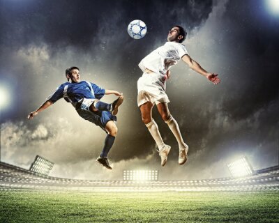 Fußballspieler mit Gewitterwolken im Hintergrund