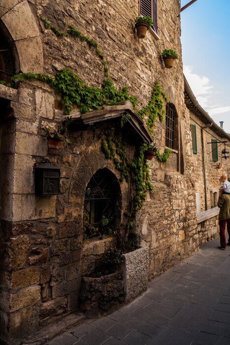 Fototapete Gasse bei alten Mauern