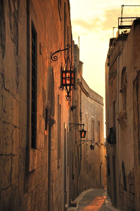 Fototapete Gasse im abendlichen Licht