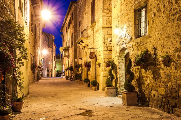 Fototapete Gasse in Pienza in der Nacht