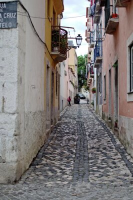 Fototapete Gasse in Stadtviertel von Lissabon