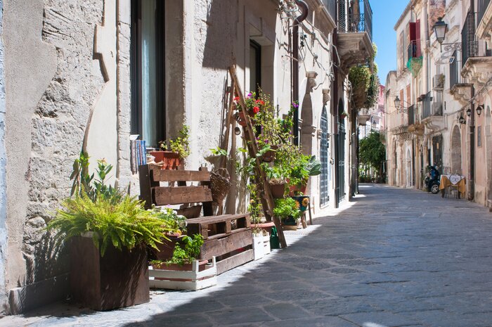 Fototapete Gasse mit hölzernen Blumenbänken