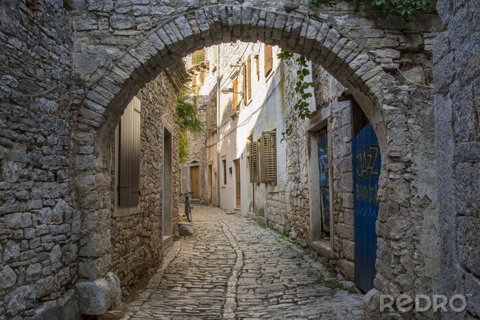 Fototapete Gasse mit Säulen in Kroatien