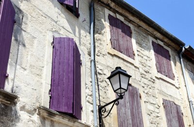 Fototapete Gebäude mit violetten Fensterläden