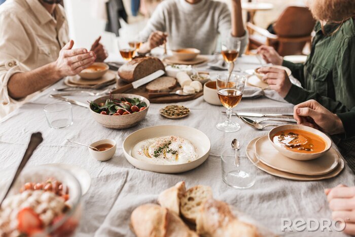 Fototapete Gedeckter Tisch mit verschiedenen Gerichten